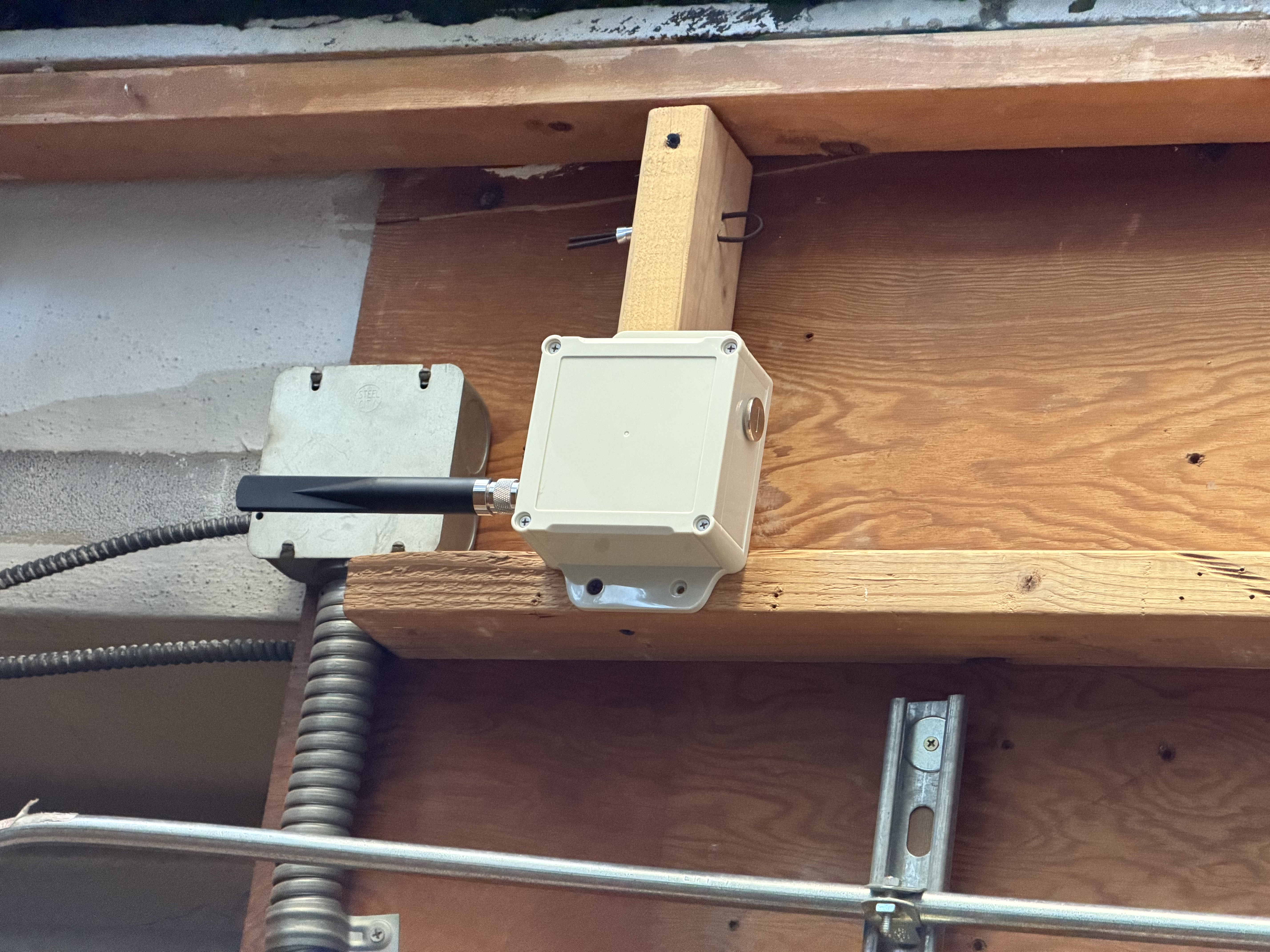 dma-meshcore-repeater-new-mounted.jpeg